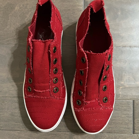 Red slip on tennis shoes - Picture 3 of 6